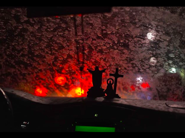 View inside the car in zero visibility ashfall <i></noscript>Photo: Mark Jesalva / IG</i>