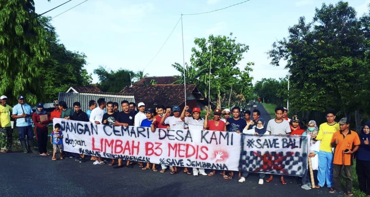 The protest on Sunday also saw participants collecting signatures from passersby to support their cause. Photo: Kantor Desa Pengambengan / Instagram 