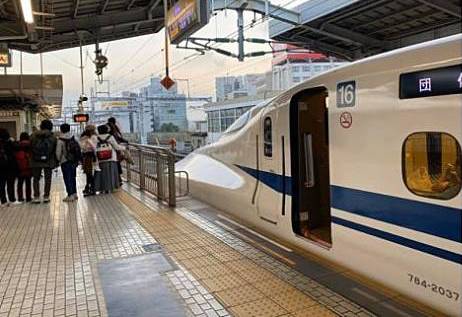 Indonesian tourists taking a group photo in front of a Shinkansen bullet train, allegedly delaying it by 10 minutes. Photo: Facebook / Kucing Putih