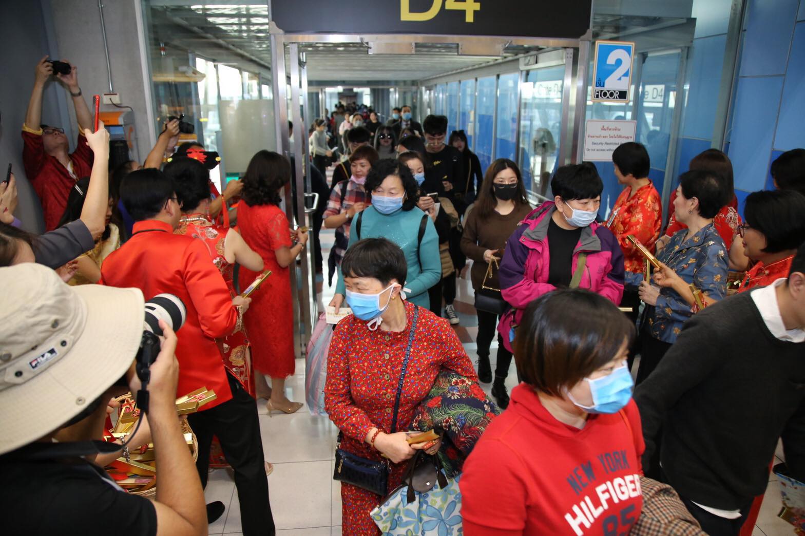 Suvarnabhumi Airport greets Chinese travelers with gifts on Wednesday in Bangkok. Photo: Suvarnabhumi International Airport