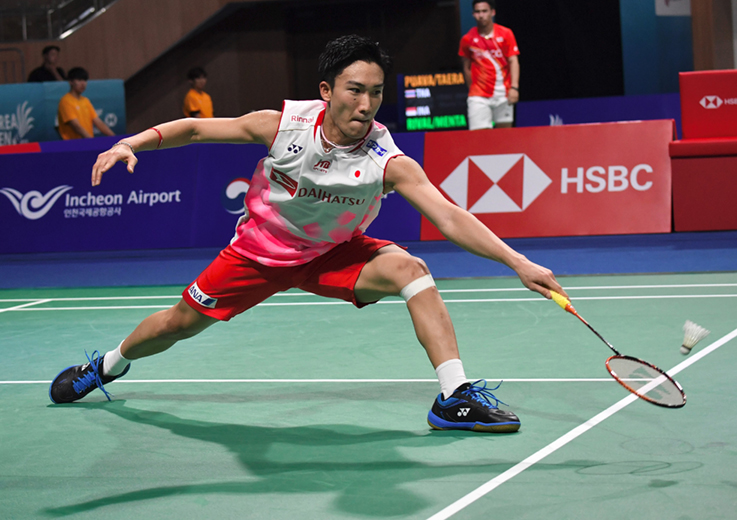 Japan’s Kento Momota plays a shot during the men’s singles semi-final match against India’s Parupalli Kashyap at the Korea Open badminton tournament in Incheon on September 28, 2019. (Photo by Jung Yeon-je / AFP)