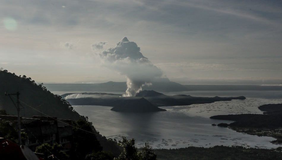 Steam pours from Volcano Taal on Sunday. <i></noscript>Photo: George Calvelo / ABS-CBN News </i>