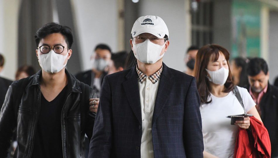 Passengers arriving at Philippine’s Ninoy Aquino International Airport Terminal 1 wear face masks as virus precaution. <i></noscript>Photo: Mark Demayo / ABS-CBN News </i>
