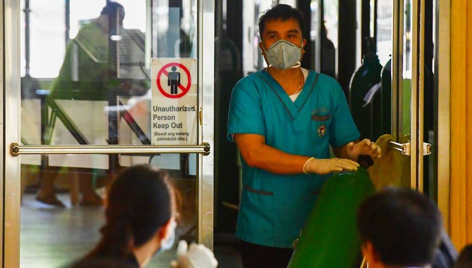 Medical workers in San Lazaro Hospital, where several people suspected of being infected with the novel coronavirus are in quarantine. <i></noscript>Photo: Mark Demayo/ABS-CBN News</i>