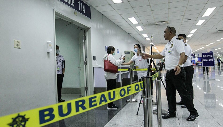 Travelers pass through a health screening lane in Ninoy Aquino International Airport <i></noscript>Photo: Jonathan Cellona / ABS-CBN News</i>