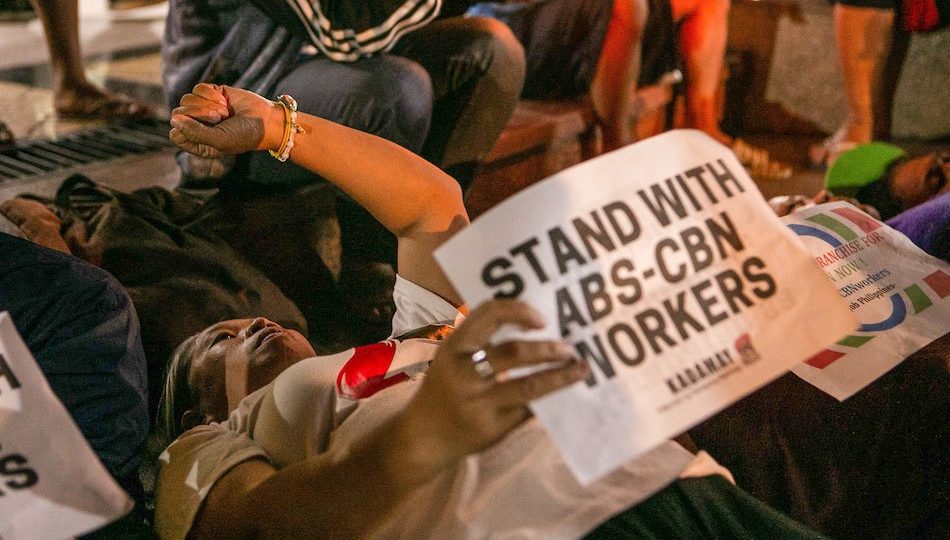 Protesters calling for the renewal of ABS-CBN’s franchise. <i></noscript>Photo: Gigie Cruz/ABS-CBN News</i>