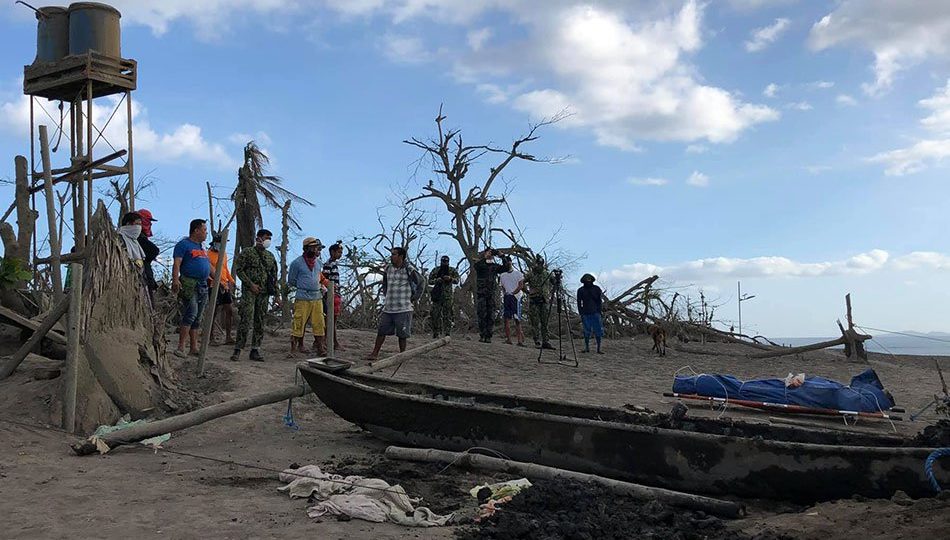 Missing Batangas resident’s body found near an ash-buried boat on Saturday <i></noscript>Photo: Jonathan Magistrado / ABS-CBN News</i>