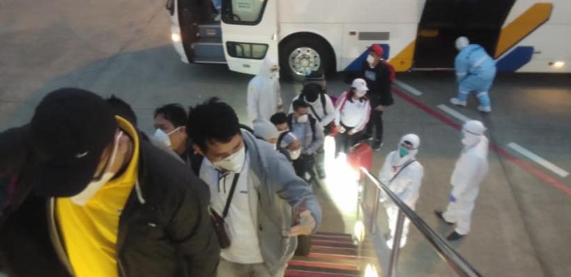 Repatriates from Diamond Princess as they arrived at Clark Airbase on Tuesday <i></noscript>Photo: Department of Health / FB</i>