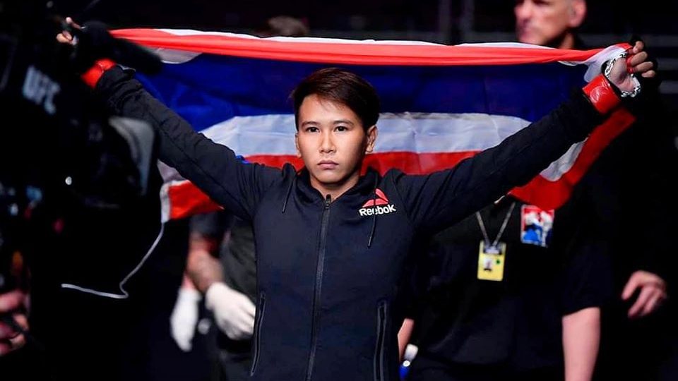 Loma Lookboonmee hoists a Thai flag at her Ultimate Fighting Championship debut in Singapore. Photo: Loma Lookboonmee / Courtesy
