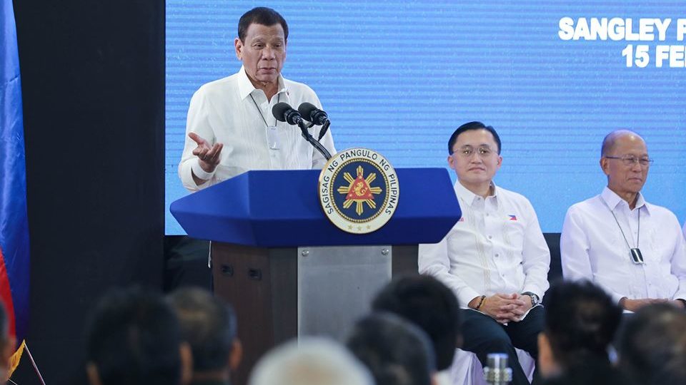 President Rodrigo Duterte sporting what his spokesman said was a “white wrist band” at Sangley Airport on Sunday. Photo: Presidential Communications Office/FB