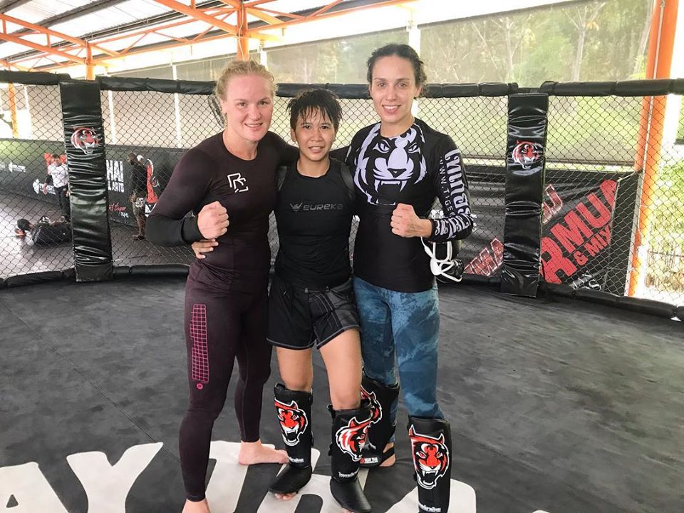 Loma Lookboonmee poses with the world-famed Shevchenko siblings – Valentina and Antonina – at Tiger Muay Thai training camp in Phuket. Photo: Loma Lookboonmee / FB