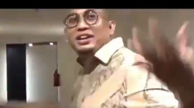 Screengrab from a video uploaded by Indonesian lawmaker Andre Rosiade taken during a prostitution sting in Padang, West Sumatra on Jan. 26, 2020. Photo: Twitter/@andre_rosiade