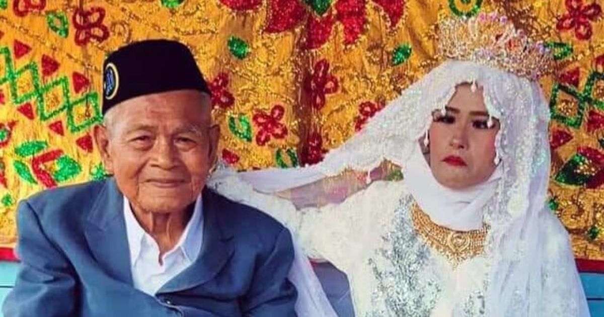 The groom’s exact age is unknown, but he’s said to be at least 100 because he fought against the Dutch in the war. Photo: Istimewa
