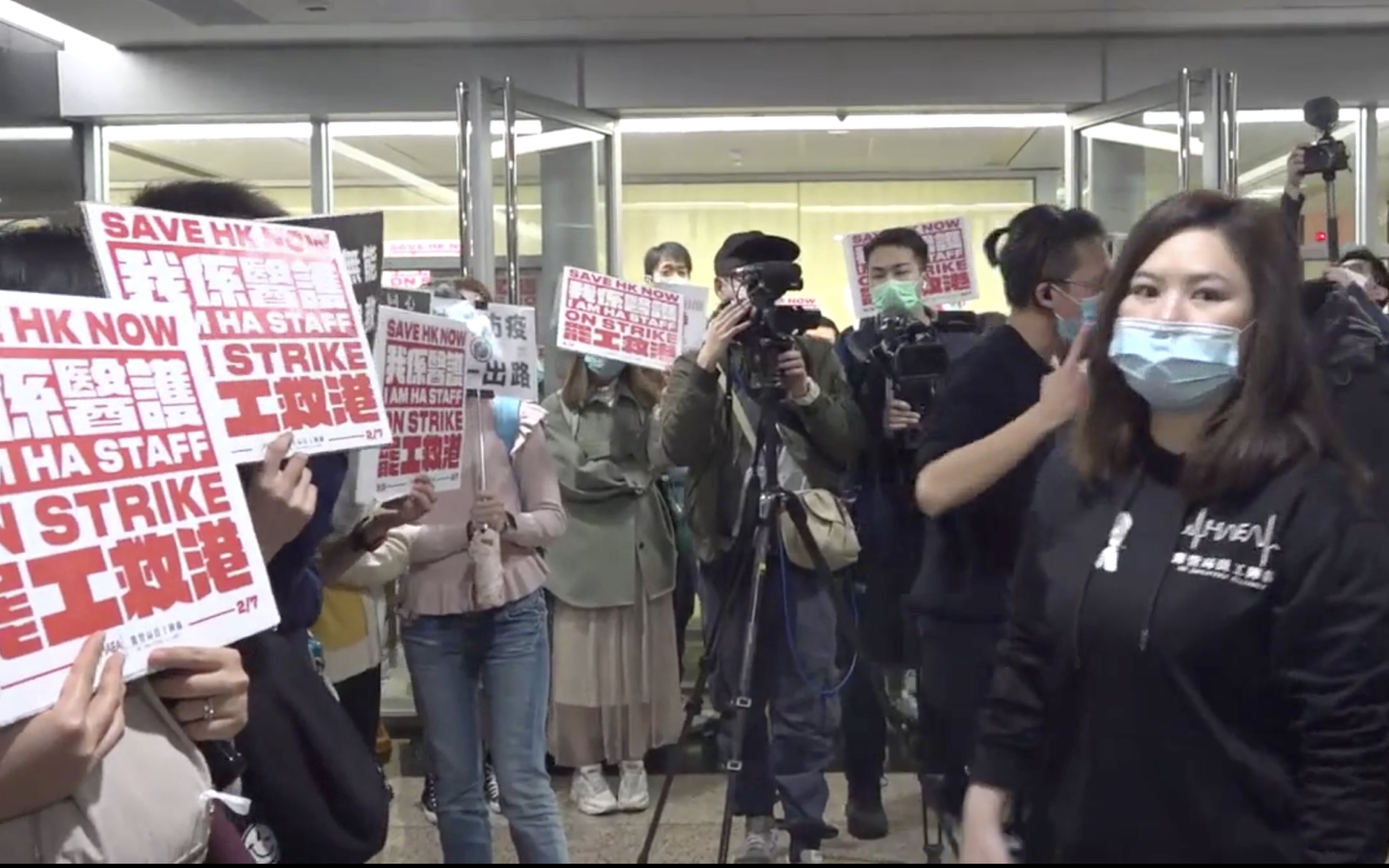Striking hospital workers on the fourth floor of the Hospital Authority HQ. Screengrab via Facebook/Stand News.