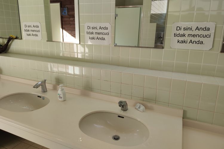 A public restroom in Japan featuring signs, in Indonesian, that say, “No washing your feet here.” Photo: Twitter/@imanlagi