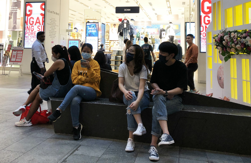 People wearing masks at a shopping mall in Singapore. Photo: Coconuts