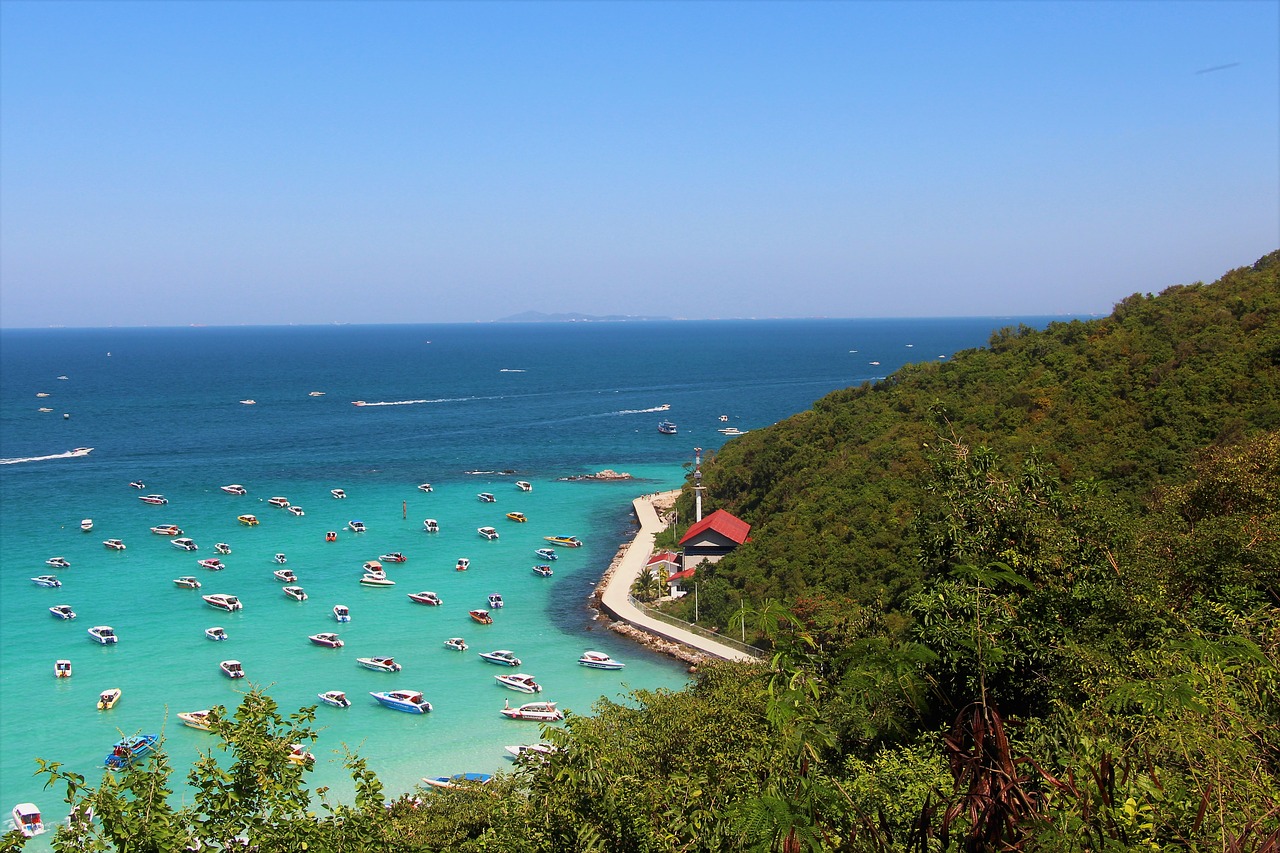 Koh Larn sits just offshore from the tourist getaway of Pattaya in Chonburi province. File photo: Stijnooievaar
