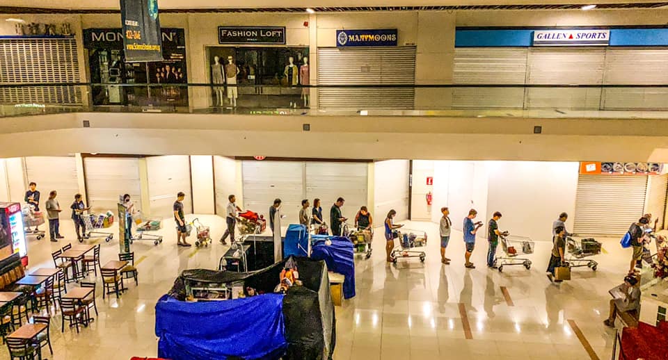 Shoppers queue at around midnight at Bukit Timah Plaza. Photo: Alex Yam/Facebook