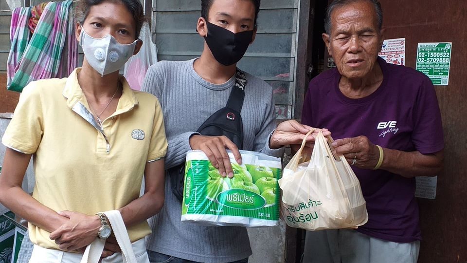 Volunteers deliver supplies last week to an elderly resident of Bangkok’s Lat Phrao neighborhood. Photo: COVID BKK AID / Facebook

