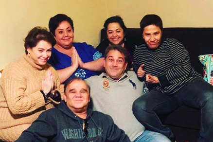 Dr. Sally Gatchalian, far left, beside her sister Ruby Rodriguez with the rest of their family <i></noscript>Photo: Ruby Rodriguez / IG</i>