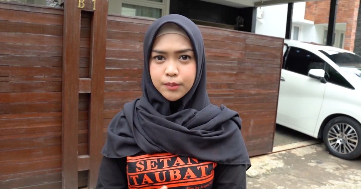 Indonesian Youtuber Ria Ricis is accused of breaking no-crowds rule by filming a video with a large crew. She denied the accusation. Screenshot from Youtube/Ria Ricis