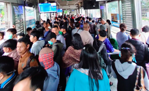Jakarta citizens crowding a TransJakarta bus stop on March 16, 2020, before partial lockdown measures were enforced. Photo: Twitter