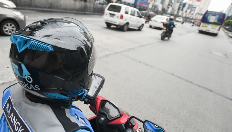 An Angkas biker zipping through EDSA prior to Luzon’s enhanced community quarantine <i></noscript>Photo: ABS-CBN News</i>