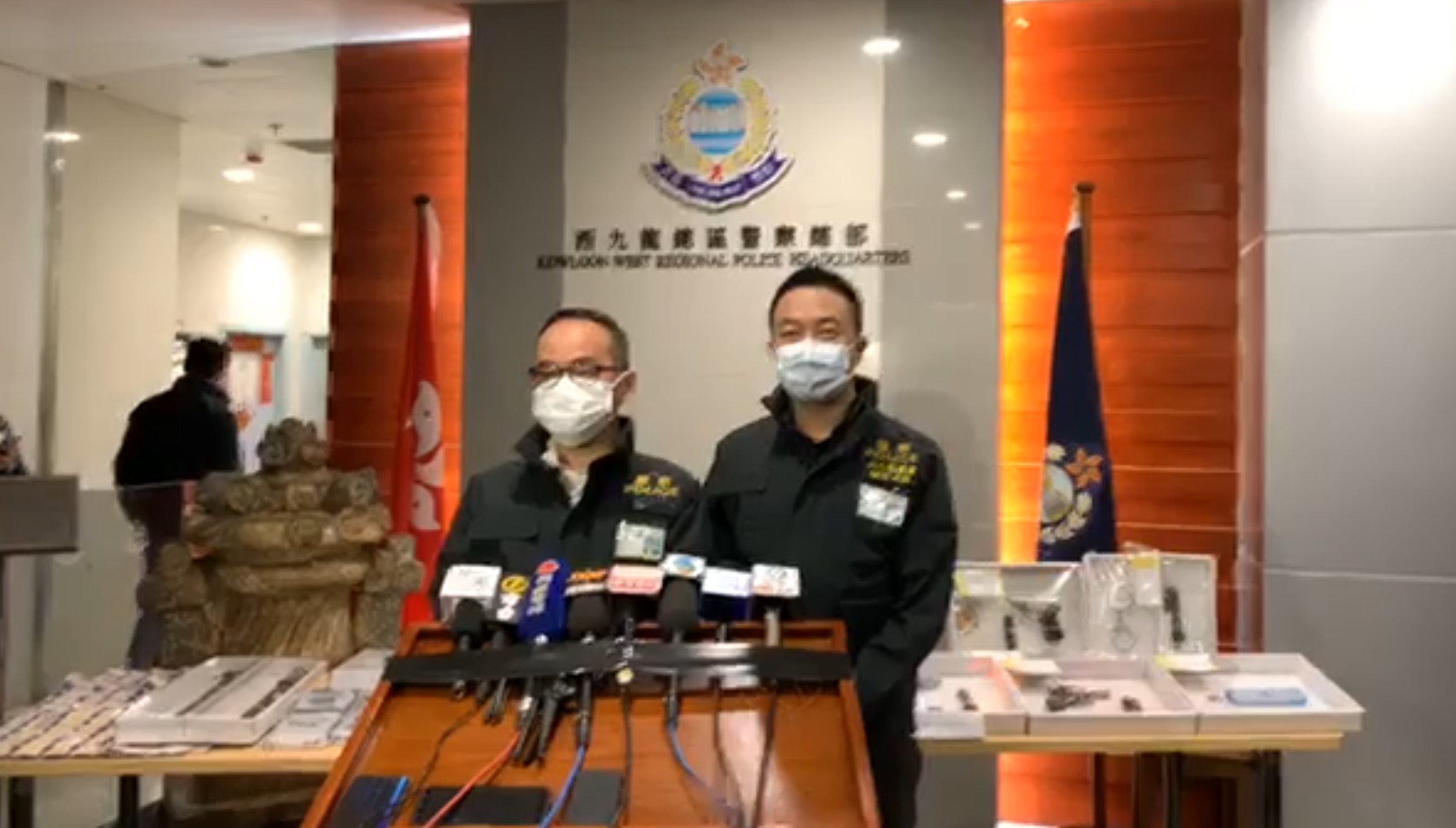 Police brief the press on Tuesday on the arrest of a man accused of possessing three firearms and more than four kilos of hard drugs. Screengrab via Facebook.