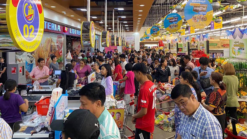 Anxious shoppers clear out the shelves Thursday at a supermarket. Photo: Zay Yar Tun / Facebook