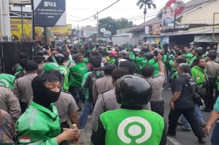 Motorcycle taxi drivers raid a leasing company in Yogyakarta during a clash against debt collectors on March 5, 2020. Photo: Istimewa