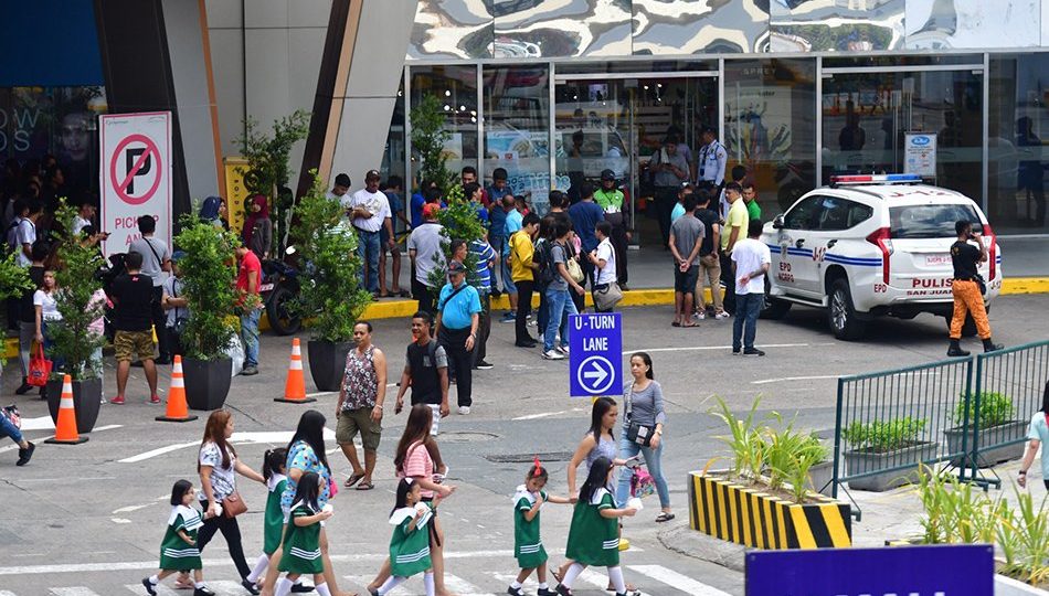 Onlookers gather outside Virra Mall in Greenhills shopping center in San Juan after a gunshot was fired. <i></noscript>Photo: Mark Demayo / ABS-CBN News</i>
