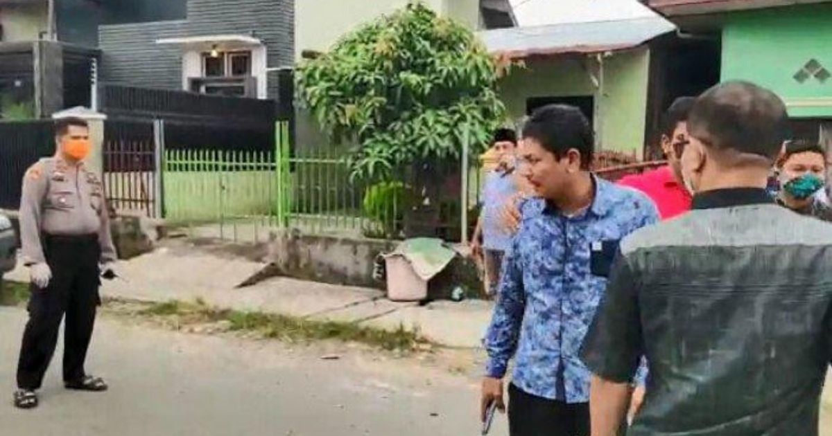 “I’m a DPRD member, I’m not afraid to die. The state has me covered. Where’s the virus so I can swallow it now? Where’s that corona so I can swallow it, where?” Edi Saputra, a councillor in the North Sumatra capital of Medan, told the police officers in the viral video.