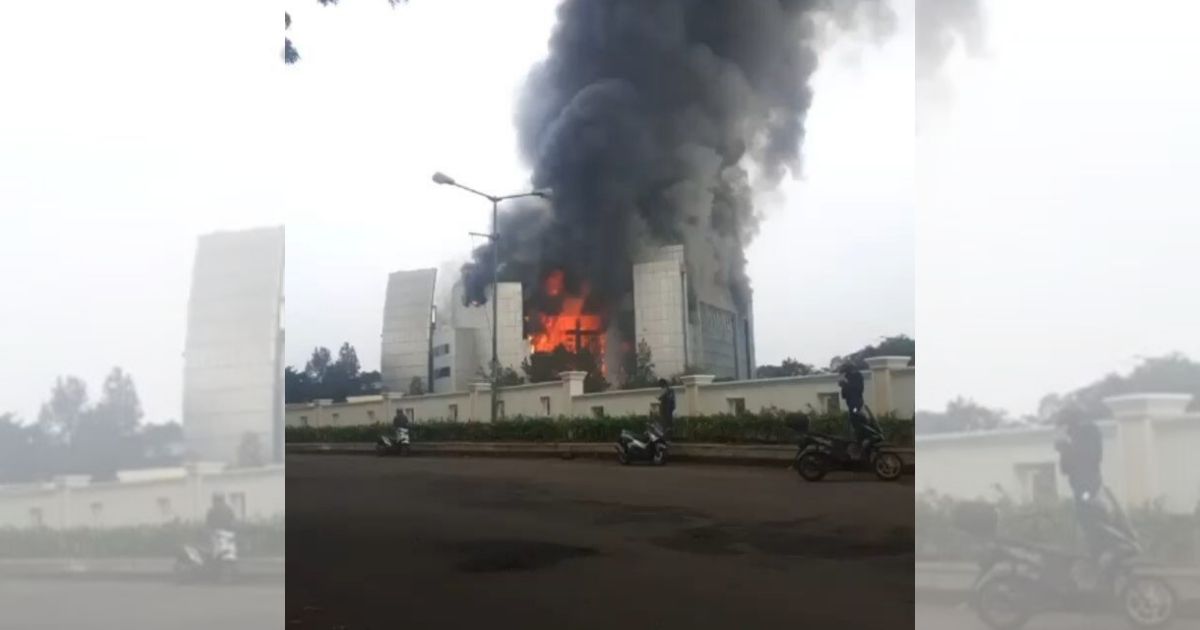 A massive fire broke out at the Basilea Convention Center in Gading Serpong, Tangerang regency this morning, burning down the building that also houses a local church, Christ Cathedral. Screenshot from video
