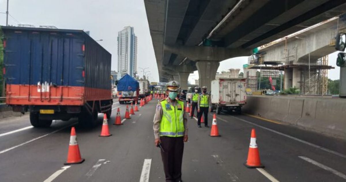 A road checkpoint at West Cikarang toll gate set up to turn back Jakartans going on mudik in 2020. Photo: Twitter/TMCPoldaMetro