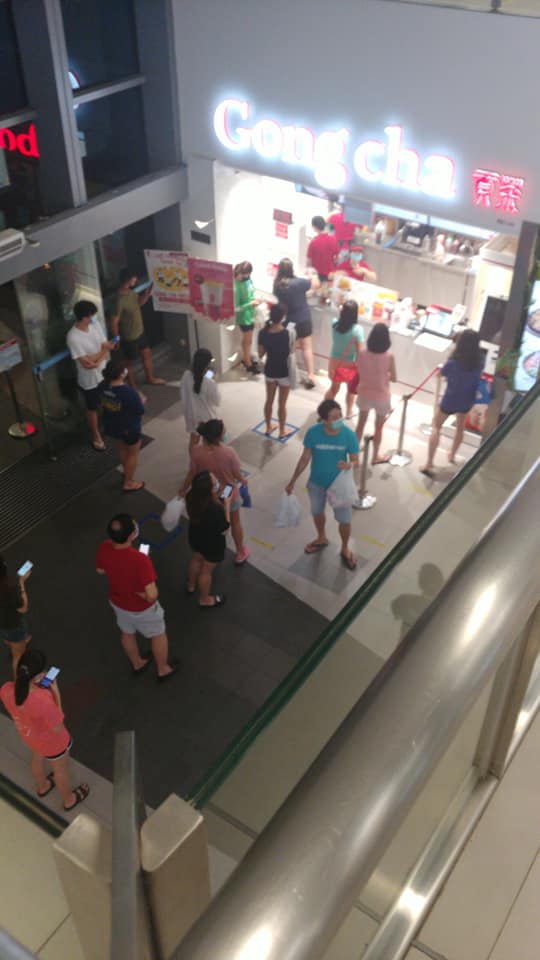 Crowd outside a Gong Cha outlet. Photo: Chee Hong Chan/Facebook