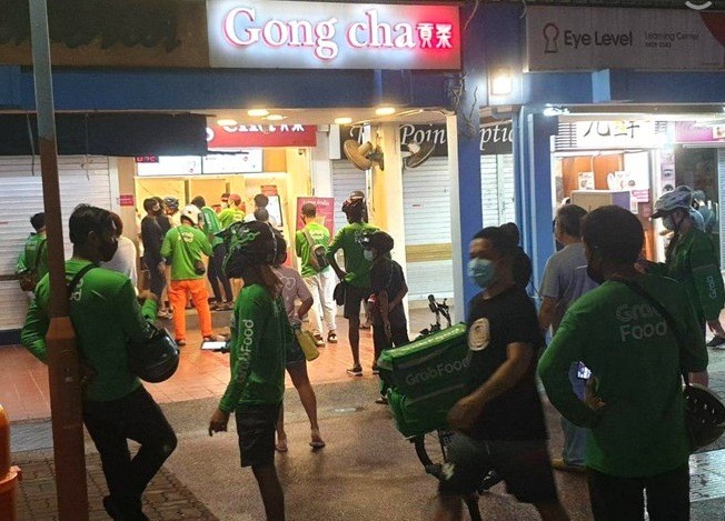 GrabFood delivery riders outside a Gong Cha outlet. Photo: All Singapore Stuff/Facebook