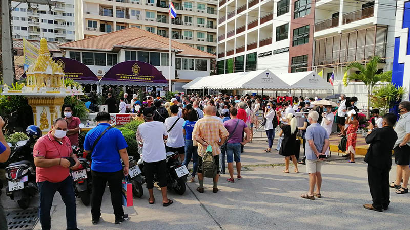 Hundreds queue Wednesday morning outside immigration offices in Pattaya. Photo: Pattaya Expats Club / Facebook