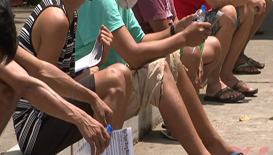 Quarantine violators in Navotas sit out in the sun as punishment <i></noscript>Photo: ABS-CBN News</i>