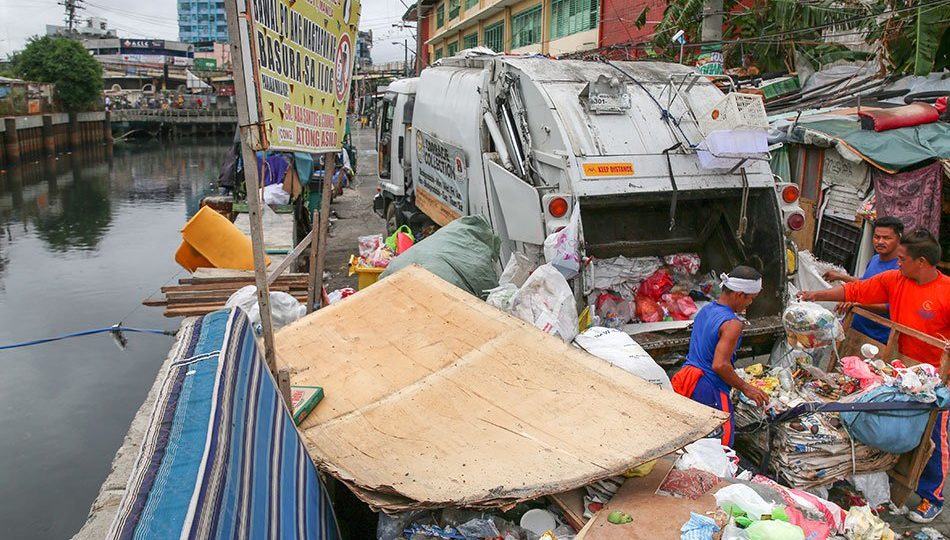 Garbage collectors in Tondo, Manila. Photo: Jonathan Cellona/ABS-CBN News