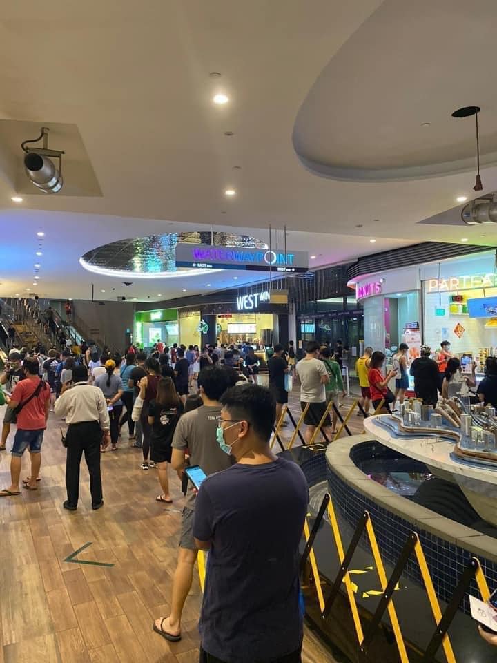 Crowd made up of queues for various bubble tea and dessert stores. Photo: Andrew Lim/Facebook