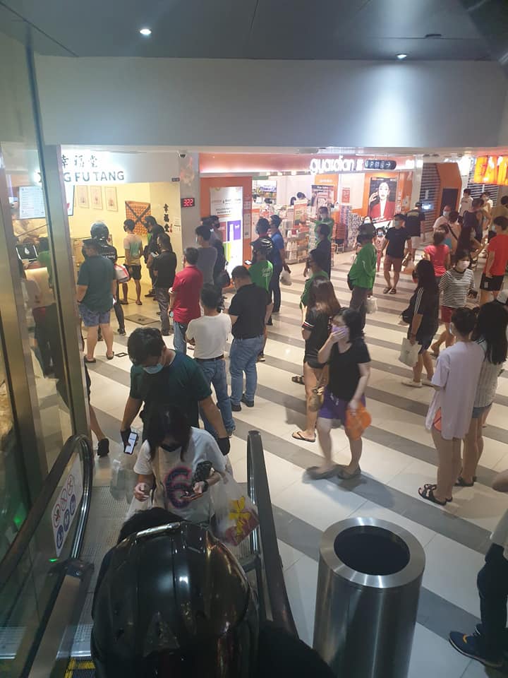 Crowd outside a Xing Fu Tang outlet. Photo: Sebastian Ian/Facebook