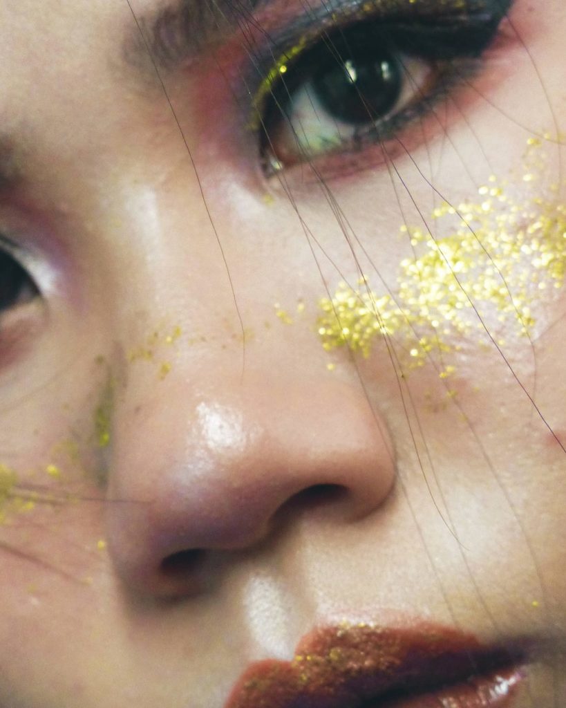 Just a dusting of gold glitter on her cheeks and eyelids, one of Lee’s earlier looks created two years ago in June. Photo: Lee Ming Hui / Instagram