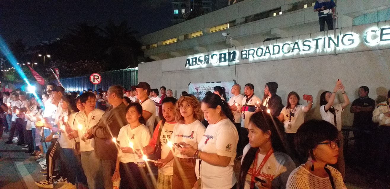 Supporters of ABS-CBN stage a protest in front of its Quezon City office. Photo: National Union of Journalists of the Philippines/FB