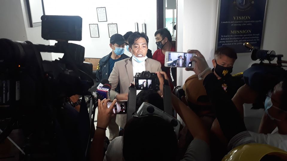 Marcos at the Bureau on May 19, after being served a warrant for alleged violation of the Optometry Law <i></noscript>Photo: National Bureau of Investigation / FB</i>