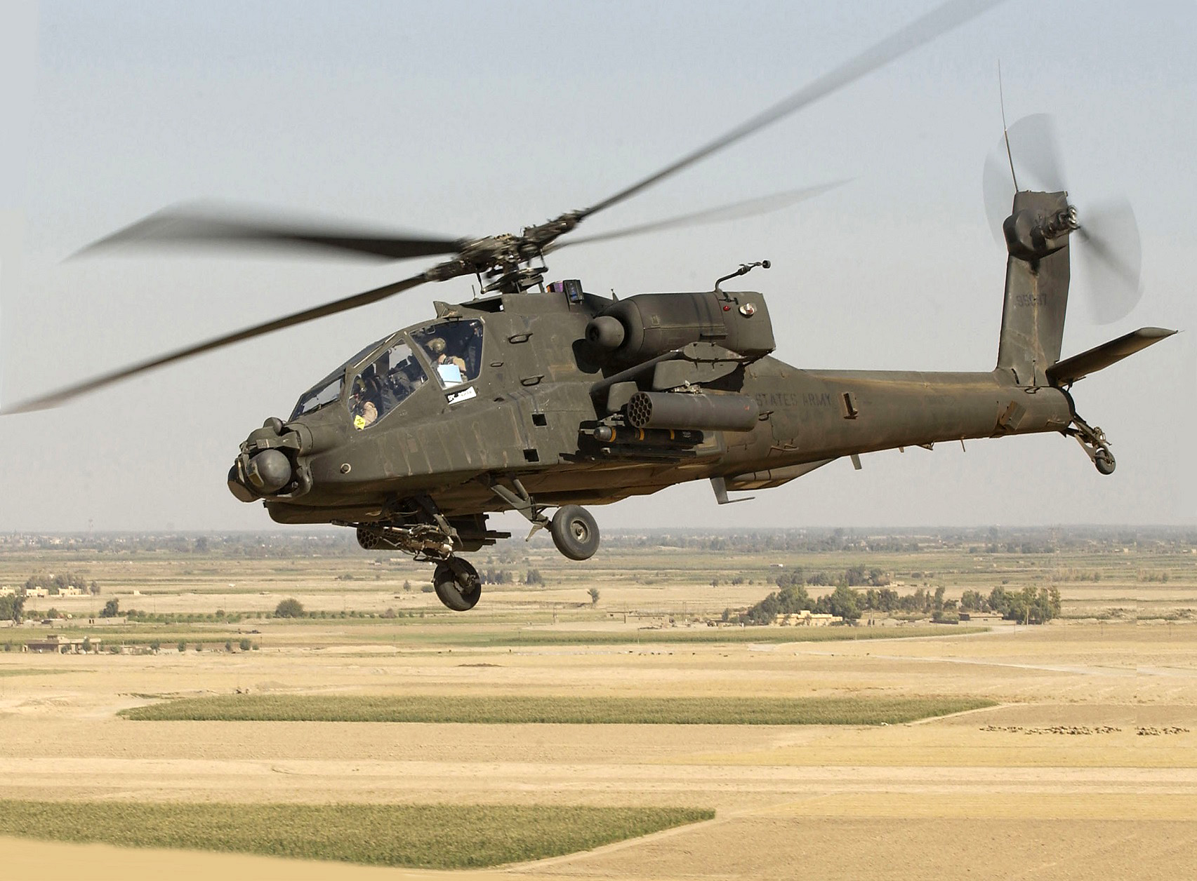 A U.S. Army AH-64D Longbow Apache during Operation Iraqi Freedom in 2005. Photo: U.S. Air Force/Tech. Sgt. Andy Dunaway

