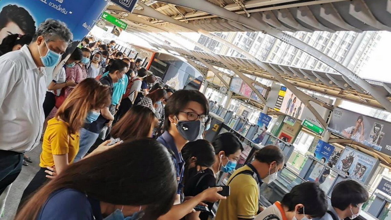 Commuters wait for train service Tuesday morning at BTS Siam. Photo: Watchara Takum / Facebook