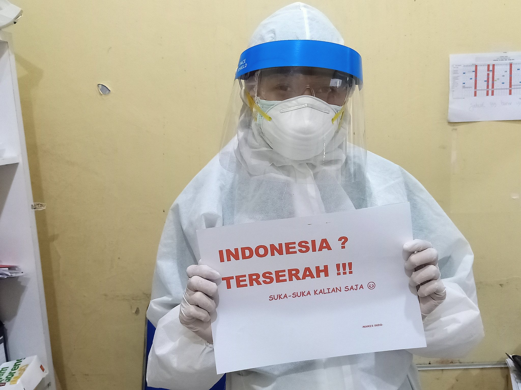 A healthcare worker holding up a sign that reads, “Indonesia? Whatever! Do what you want.” Photo: Twitter