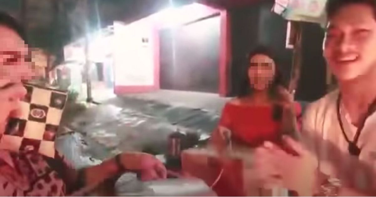 Screenshot of Ferdian Paleka’s video, in which he and some of his friends can be seen giving out fake aid packages to transwomen on the streets of Bandung, West Java. The instant noodle boxes they had prepared were actually filled with bricks and garbage.