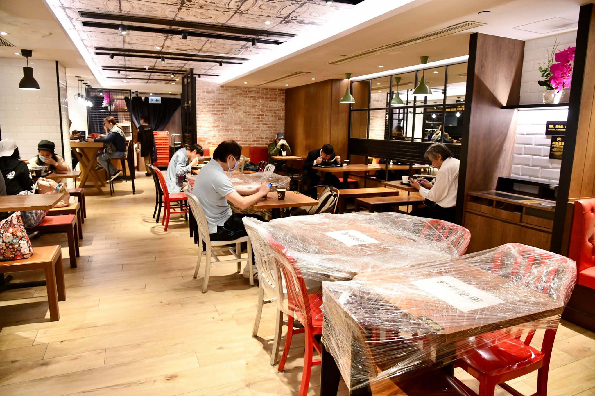 Currently, restaurants have to split tables into groups of four and seat them at least 1.5m apart. Photo: Hong Kong Government