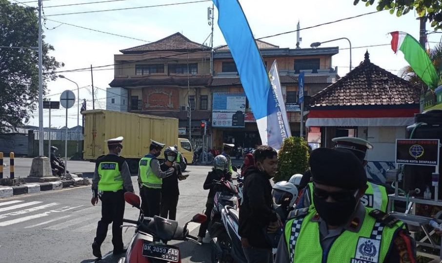 Police officers monitoring passersby in Denpasar in May 2020. Photo: Bali Police Traffic Directorate / Instagram